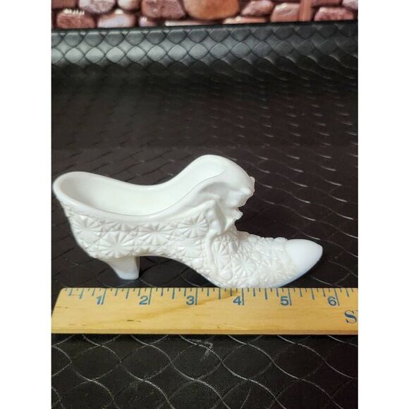 Fenton White Milk Glass Daisy and Button Cat-Head Shoe - Picture 8 of 9